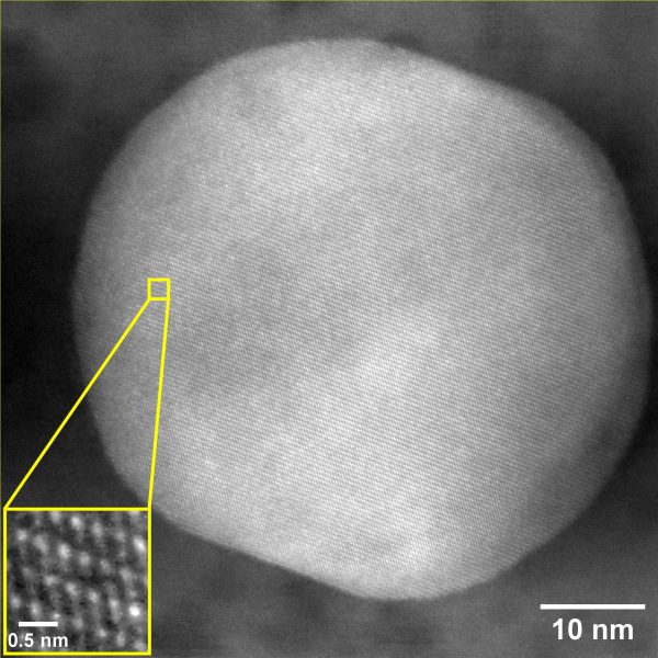 Micrograph at the 10 nm of the dot feature, with a zoom showing its atomic structure.