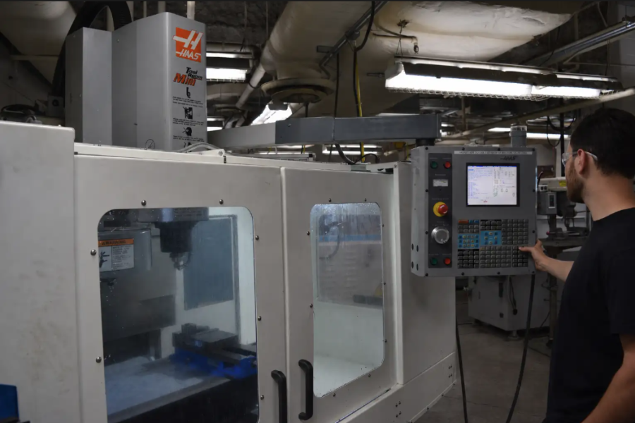 A Michigan Tech MMET student gains hands-on experience operating a Haas CNC machine in the department’s manufacturing laboratory.