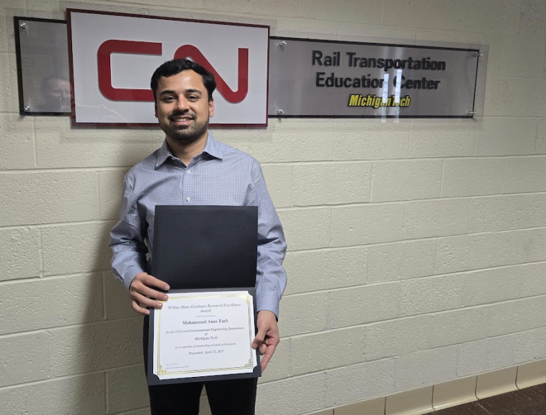Mohammad Anas Taeb holding the award for winning the Albert J. Reinschmid scholarship
