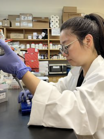 Xinqianchen Chen working in the lab